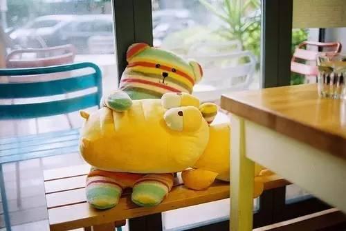 记住，成年人的世界里，没有谁比谁更容易