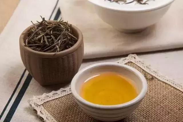 品一盏茶，洗去沧桑