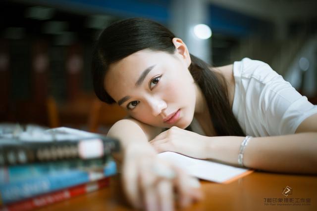 世上有两样东西不可直视 ，一是太阳 ，二是人心