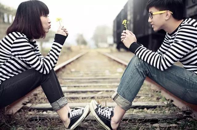 据说那些你一笑就跟着你笑的人，不是傻子就是爱你的人