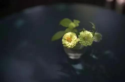 人字有两笔 : 一笔写执着，一笔写放下