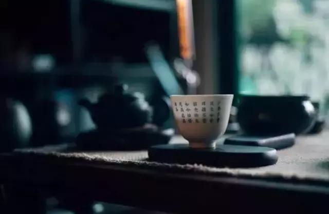 静心品茗 淡看人生