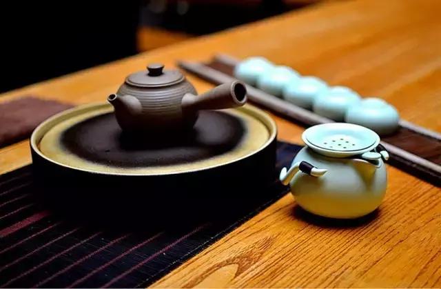 茶亦醉人何必酒，书能香我无须花