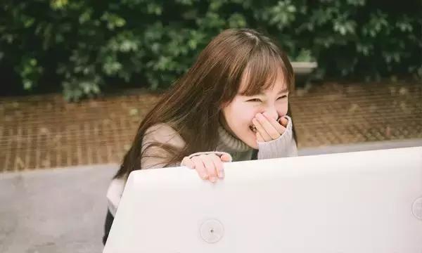 没有人知道你的难，因为你笑起来那么甜