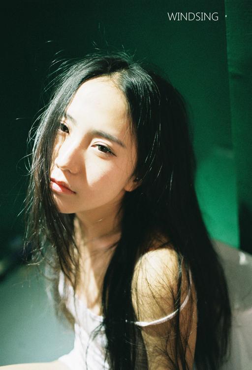 世上有两样东西不可直视 ，一是太阳 ，二是人心