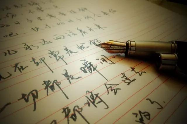 据说那些你一笑就跟着你笑的人，不是傻子就是爱你的人