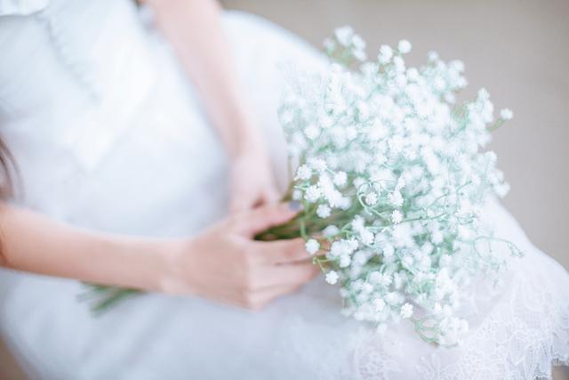 心情语录：梦已逝，心已碎，留下的只是在为离开做准备