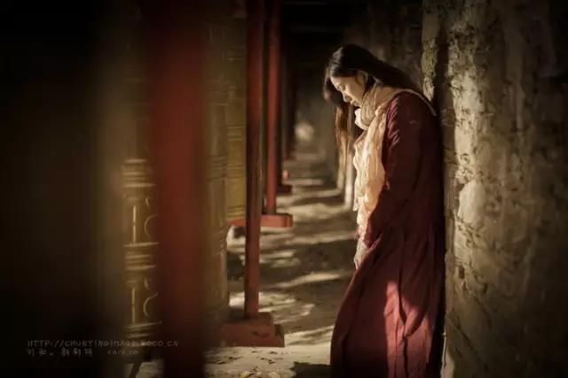 据说那些你一笑就跟着你笑的人，不是傻子就是爱你的人