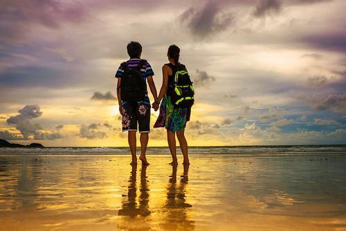 人生没那么多鸡汤，自己坚强就够了