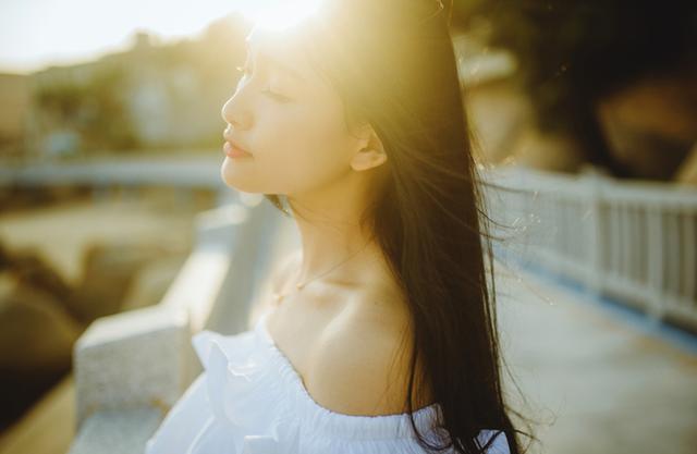 世上有两样东西不可直视 ，一是太阳 ，二是人心