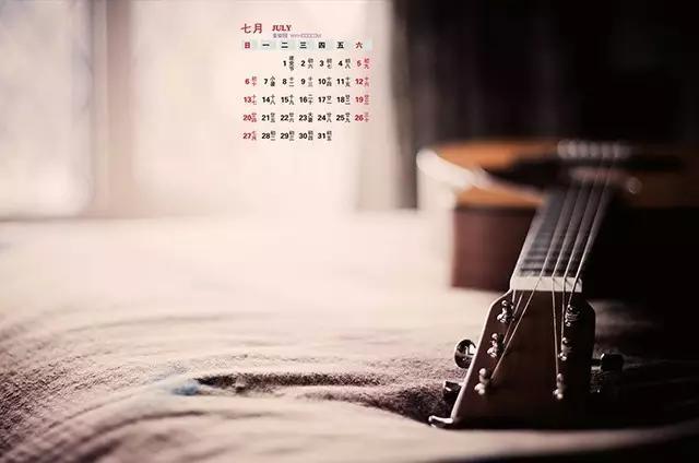 据说那些你一笑就跟着你笑的人，不是傻子就是爱你的人