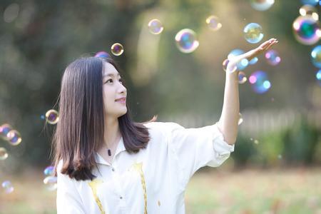 淡静若水，静默如花，浅浅绽放，独自妖娆