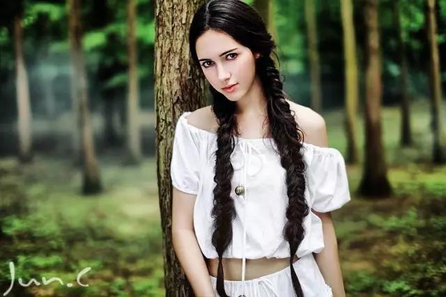 据说那些你一笑就跟着你笑的人，不是傻子就是爱你的人