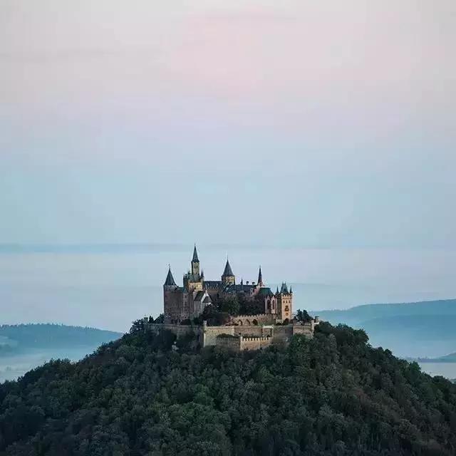 人生的四种境界：惊而不乱，痛而不言，迷而不失，笑而不语