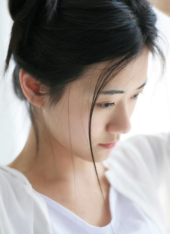 世上有两样东西不可直视 ，一是太阳 ，二是人心