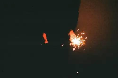 像个智者劝慰别人，像个傻瓜折磨自己