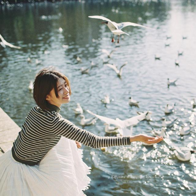 世上有两样东西不可直视 ，一是太阳 ，二是人心