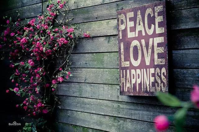 据说那些你一笑就跟着你笑的人，不是傻子就是爱你的人