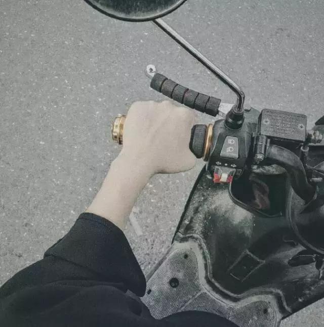 你是有多自卑，才希望大家都喜欢你