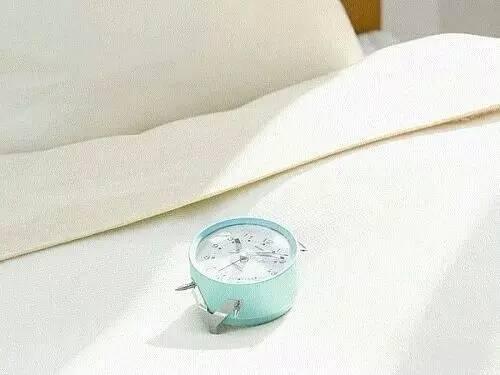 多希望我只是个孩子，给颗糖就笑