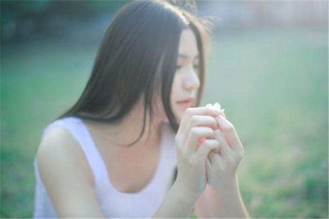 闭起双眼我最挂念谁，眼睛张开身边竟是谁