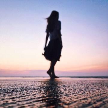 看清了很多人，却不能随意拆穿