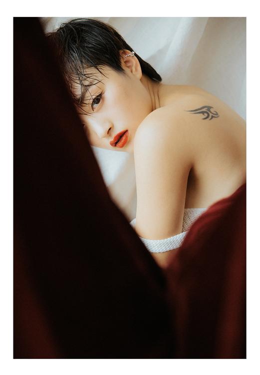 世上有两样东西不可直视 ，一是太阳 ，二是人心