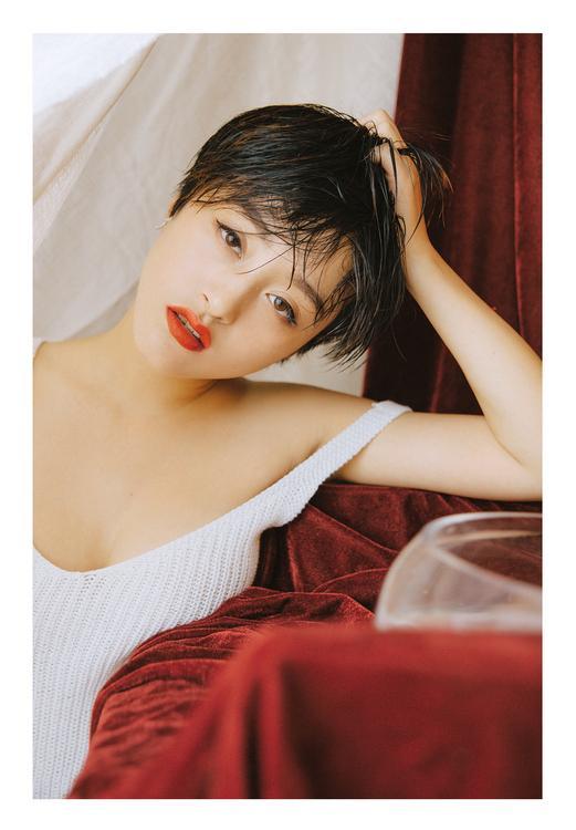 世上有两样东西不可直视 ，一是太阳 ，二是人心