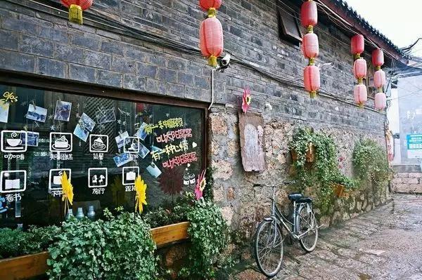 据说那些你一笑就跟着你笑的人，不是傻子就是爱你的人