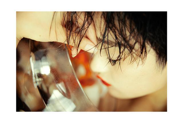 世上有两样东西不可直视 ，一是太阳 ，二是人心