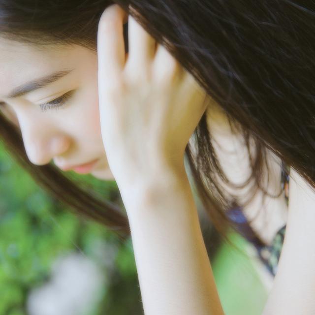 世上有两样东西不可直视 ，一是太阳 ，二是人心