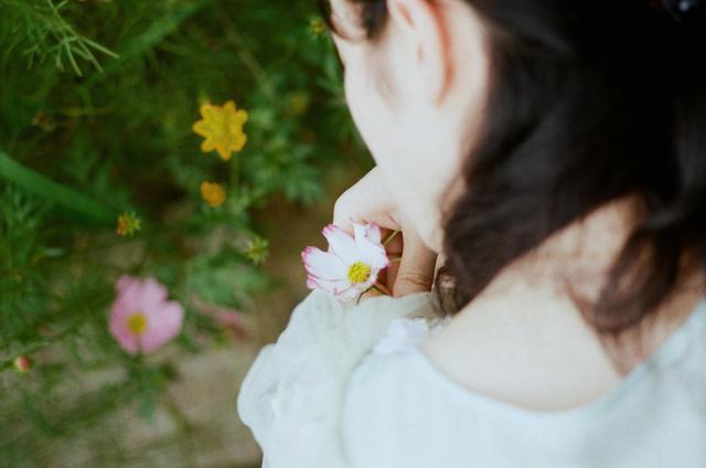 有旳伤，注定要埋在心里；有的人，注定要留在回忆里