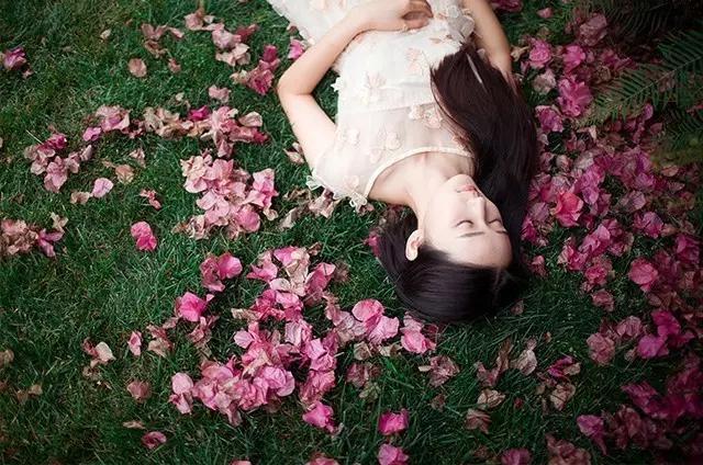 据说那些你一笑就跟着你笑的人，不是傻子就是爱你的人