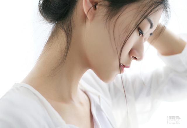 世上有两样东西不可直视 ，一是太阳 ，二是人心