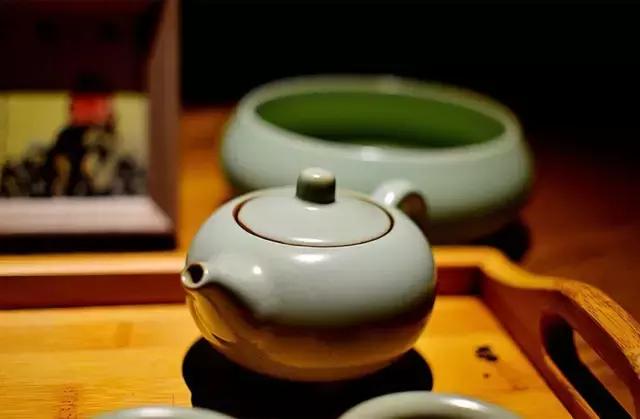 茶亦醉人何必酒，书能香我无须花