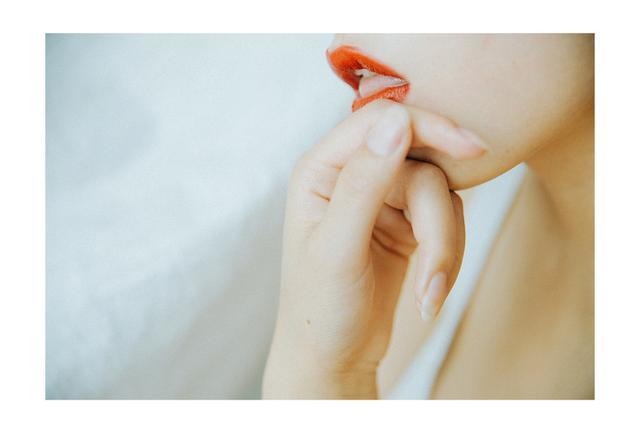 世上有两样东西不可直视 ，一是太阳 ，二是人心