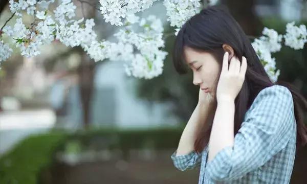 何必讨好，心里没你的人
