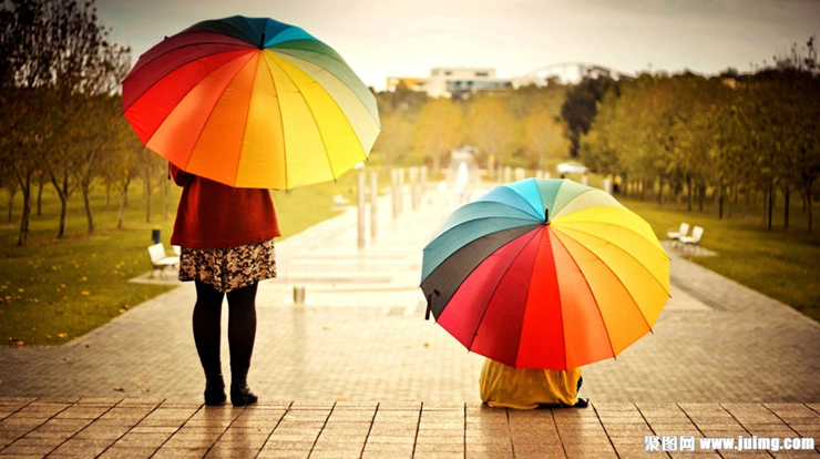 人生路上多风雨，两位清贫学子却为别人撑起了伞